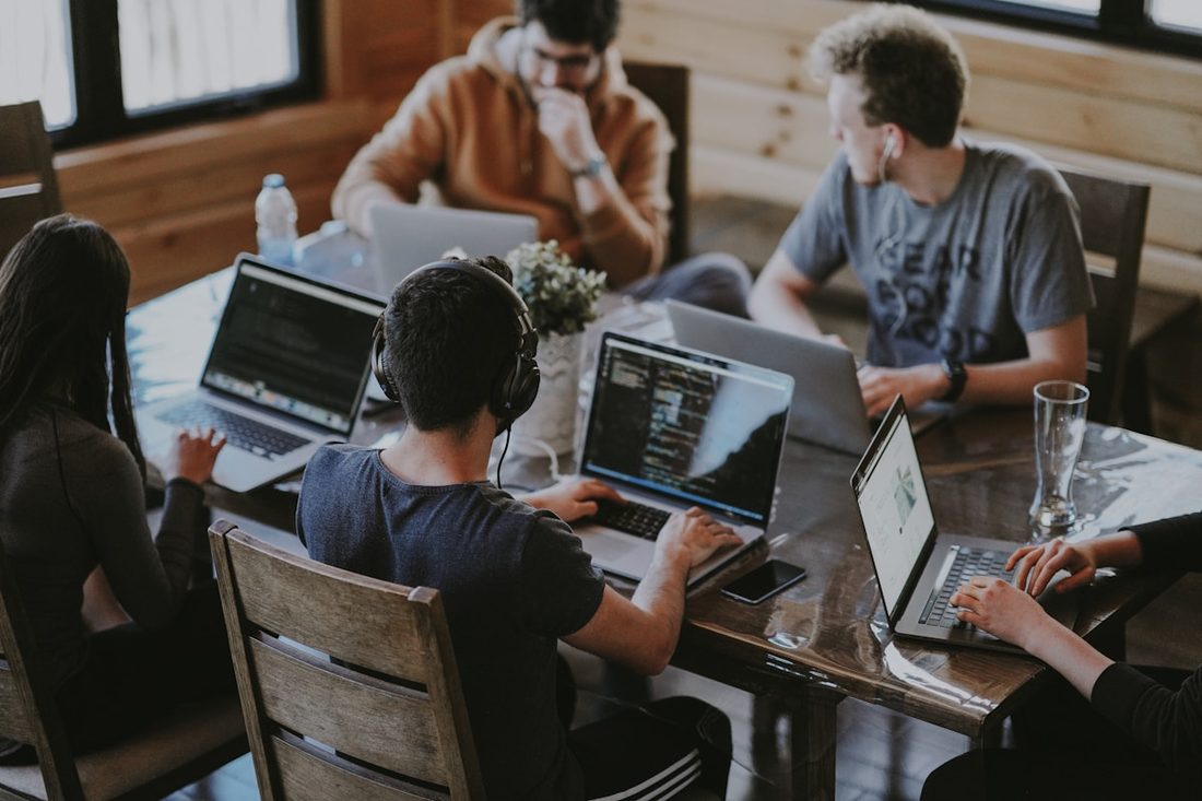 c7c7APP · 看台人群（界面示意）